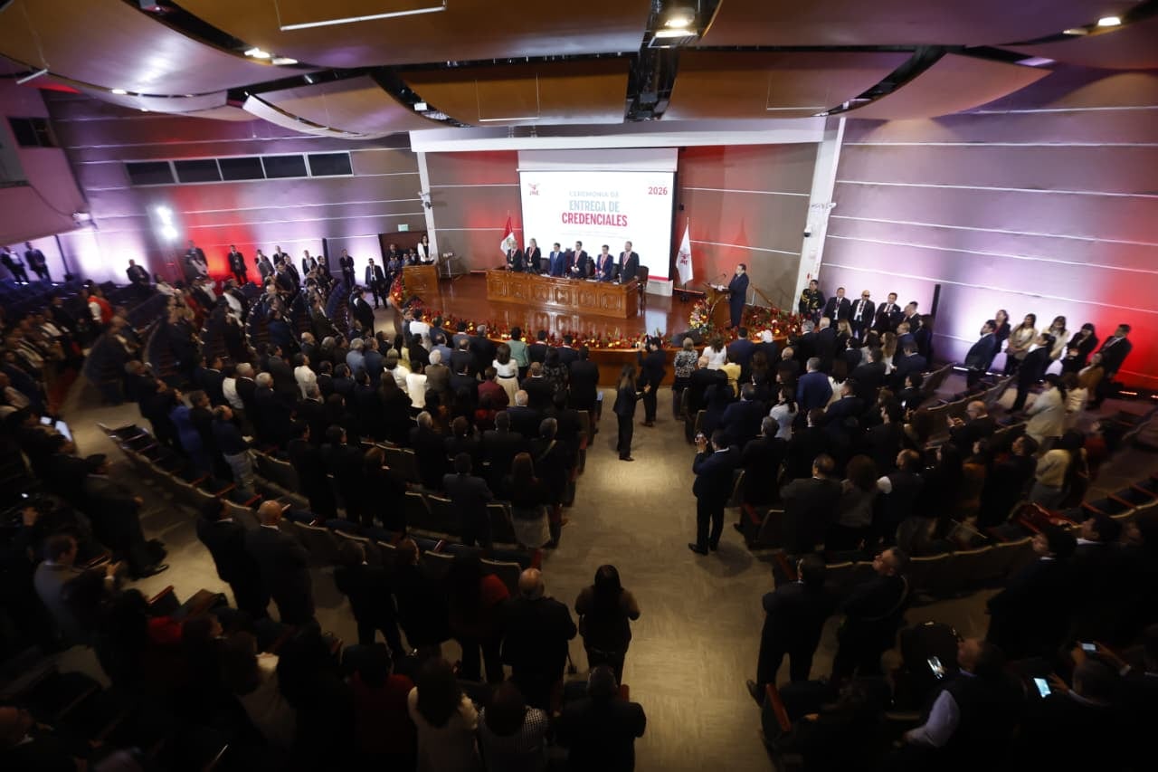Autoridades electorales entregaron las credenciales oficiales a los senadores y representantes peruanos ante el Parlamento Andino elegidos en las Elecciones Generales 2026, durante una ceremonia organizada por el Jurado Nacional de Elecciones (JNE). Foto: Mario Zapata N. / @photo.gec