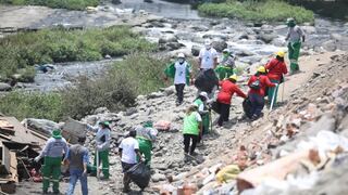 Trabajadores de limpieza recogen basura y desmonte del cauce del río Rímac (FOTOS)