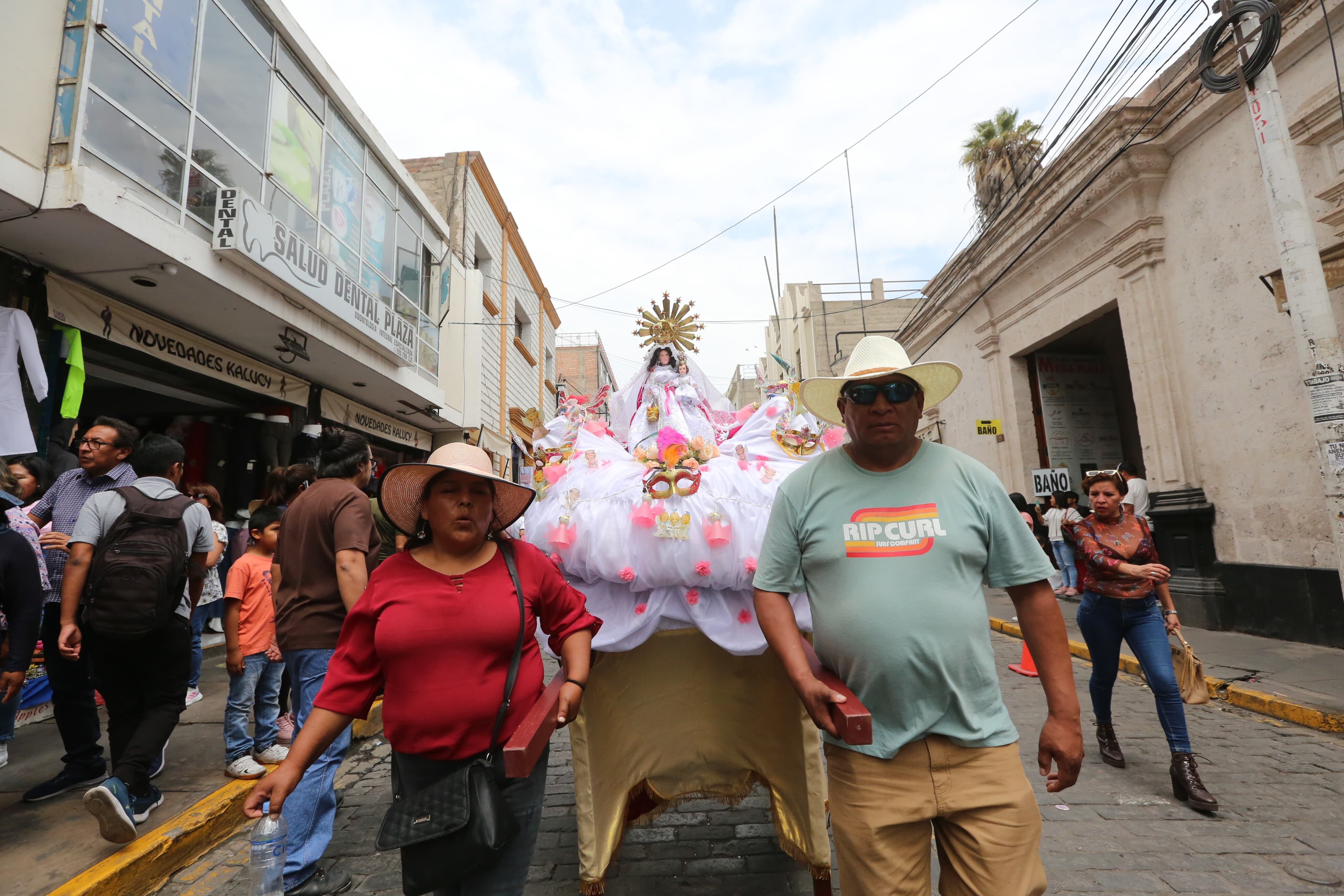 Devotos contaron los milagros hechos por la virgen. (Foto: Leonardo Cuito)