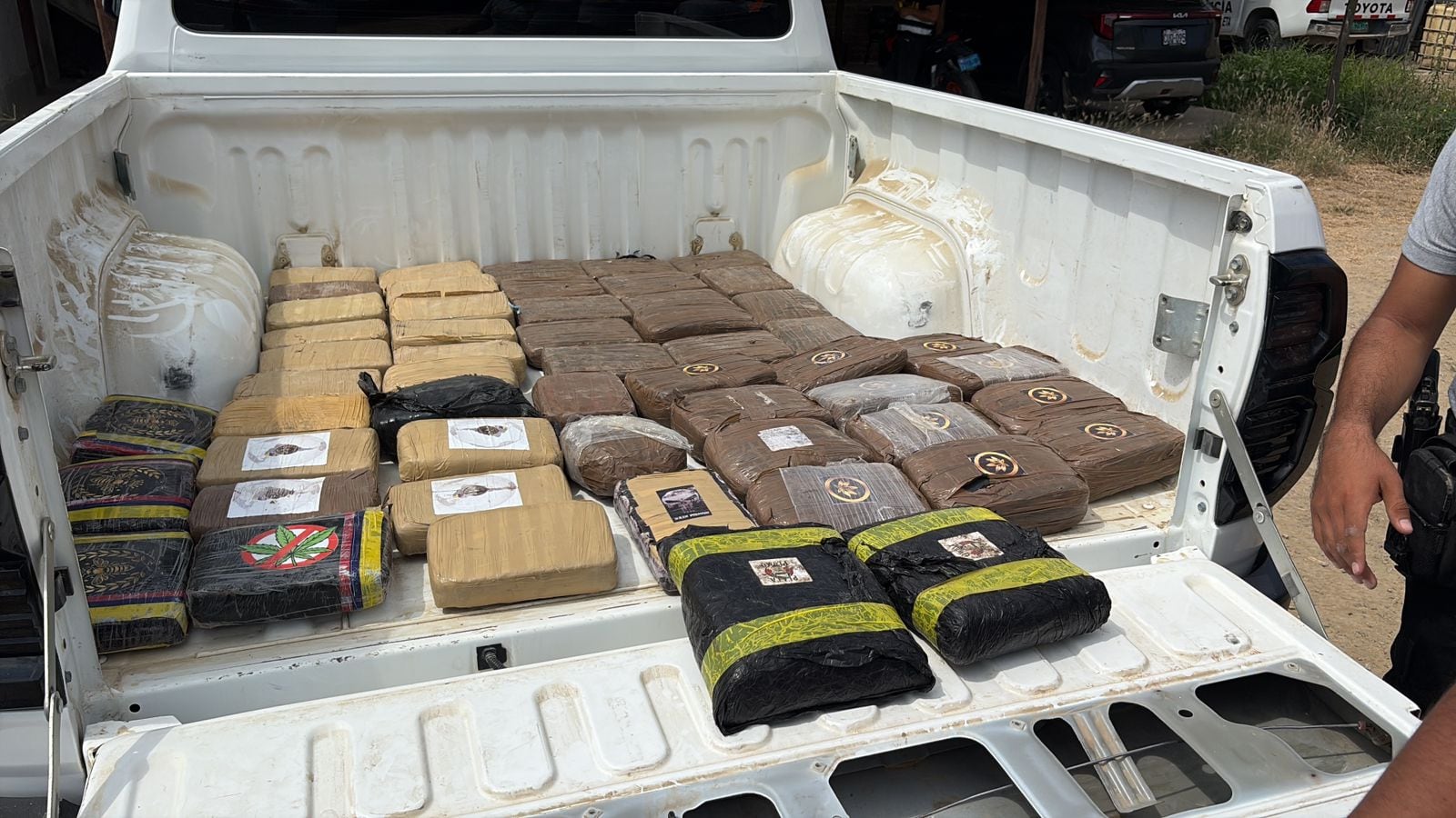 Incautan droga que se encontraba camuflada en camioneta