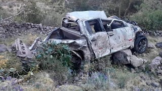 Camioneta con víveres de Qali Warma cayó 300 metros en quebrada de Arequipa
