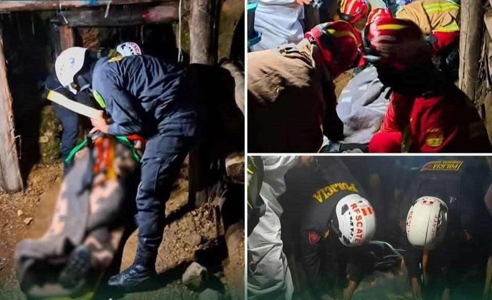 Policías y bomberos recuperan los cuerpos de los mineros, el caso está en plena investigación.