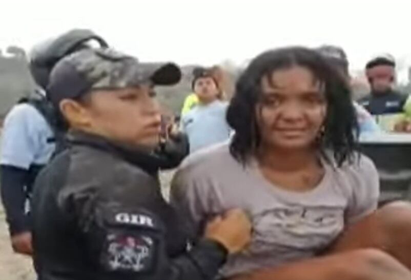 La mujer, en aparente estado de ebriedad, fue interceptada por el serenazgo cuando intentaba sumergir al menor en el mar. (Captura: TV Perú)