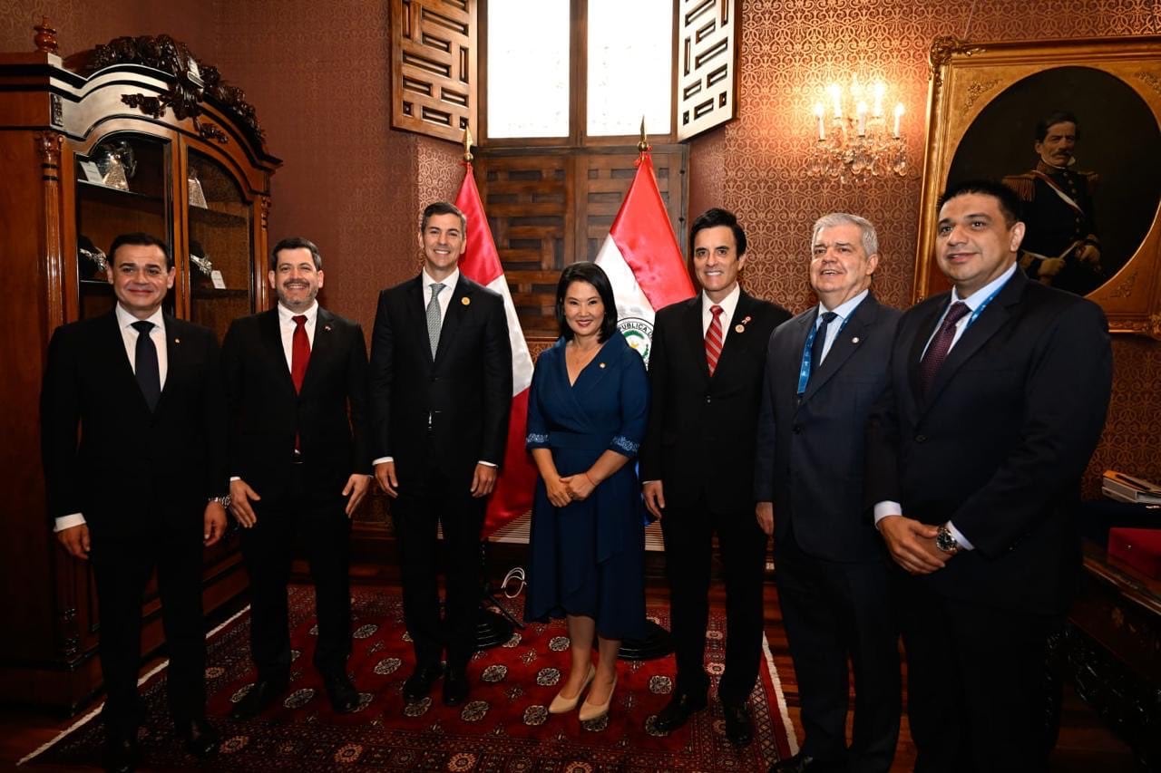 Keiko Fujimori y presidente de Paraguay revisan acuerdos bilaterales antes de la toma de mando. Foto: Cancillería del Perú.