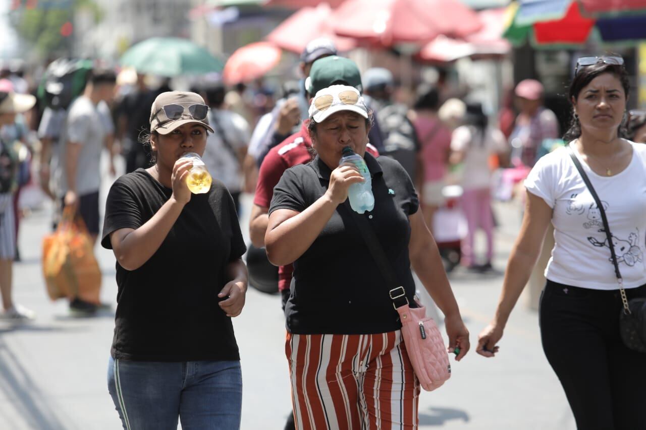 Ciudadanos se hidratan durante sus paseos. Foto: Anthony Niño de Guzmán/ @photo.gec 