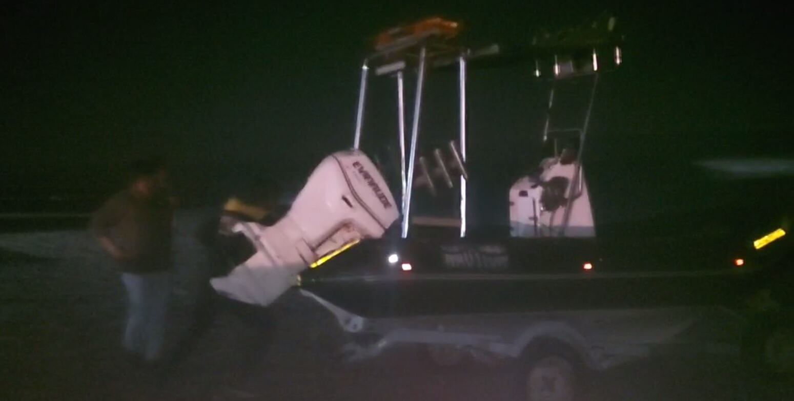 Había partido de Chiclayo con tres personas a bordo. Accidente ocurrió antes de las 7 p.m. Miembros de la Marina de Guerra, embarcaciones privadas, bomberos, pobladores y pescadores buscan a tripulantes.