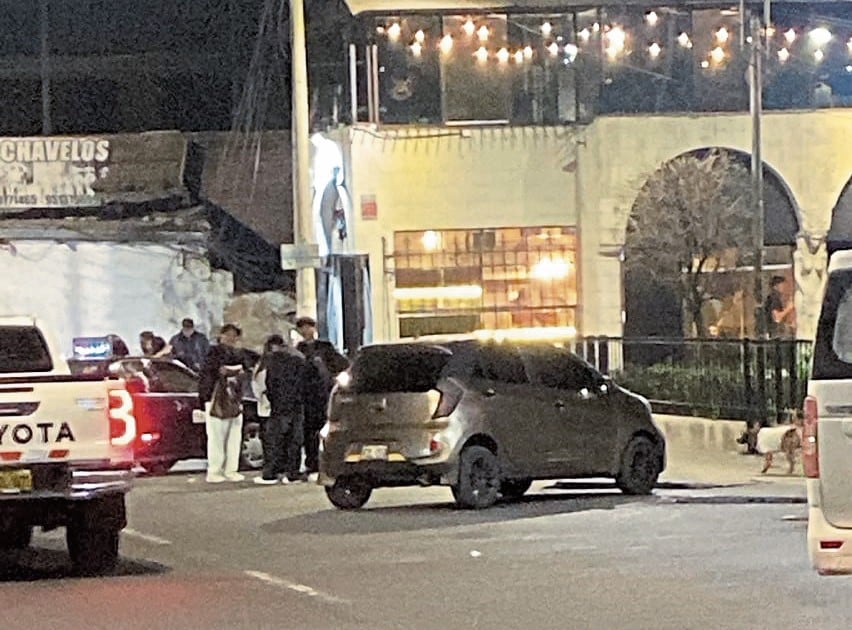 Personas beben en las calles y miccionan en el mirador
