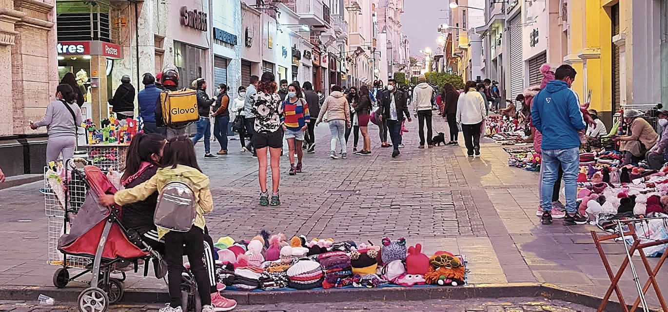 Mendigos, vendedores, encuestadores, de todo en esta calle Mercaderes, en Arequipa. Foto: GEC.