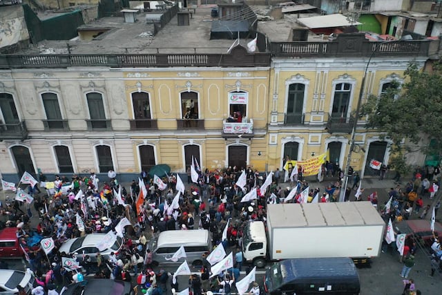 Marcha convocada por Juntos por el Perú se desarrolla bajo estricto resguardo policial