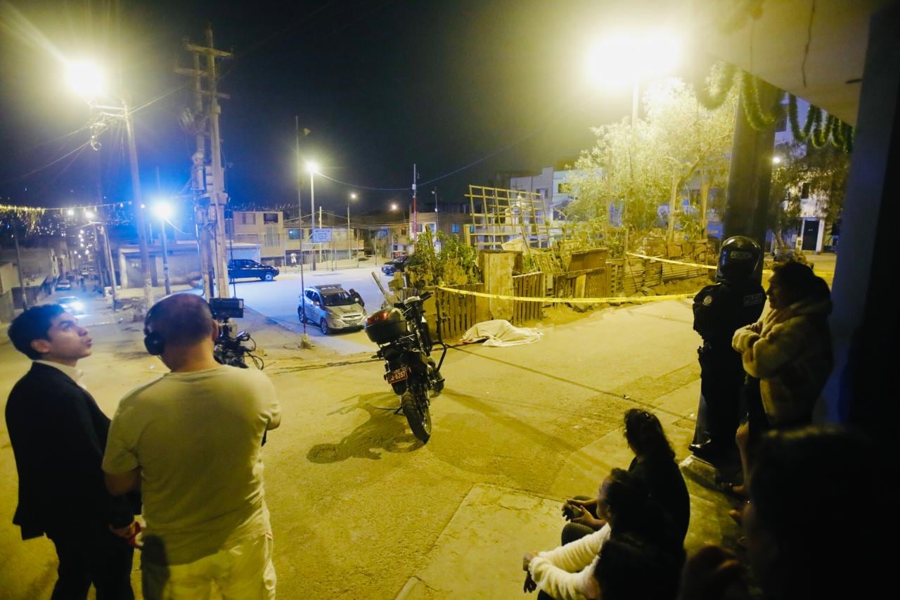 Familiares y vecinos de la víctima pernoctaron en el lugar de los hechos para colaborar con las investigaciones policiales.