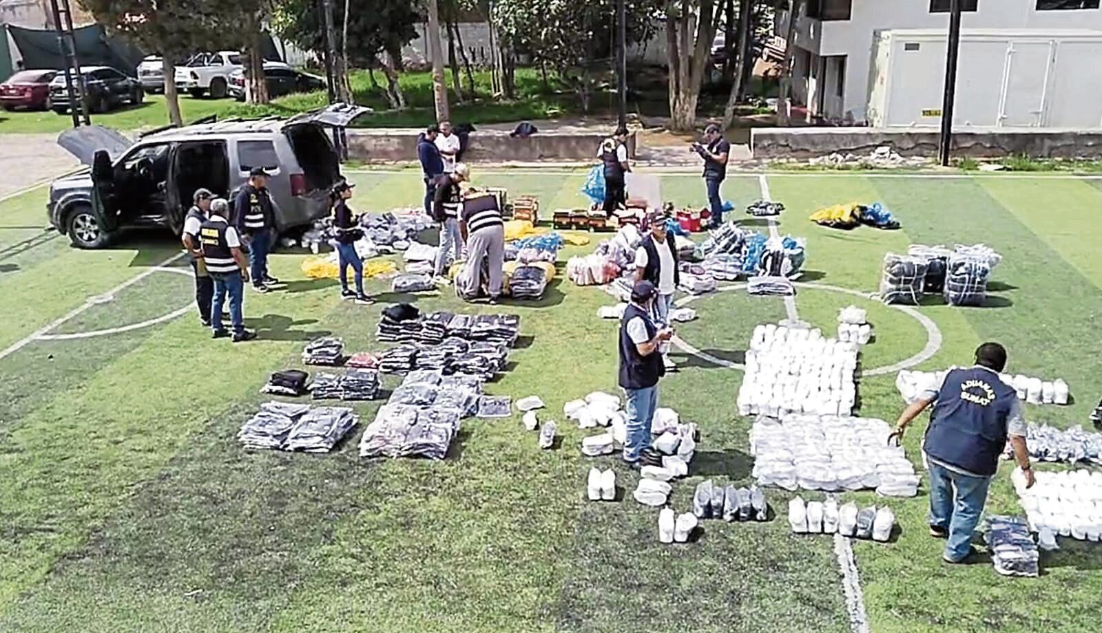 Policía incautó mercadería en su local. Foto: GEC.