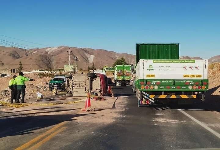 El vehículo terminó recostado en la carretera y provocó congestión vehicular (Foto: Difusión)