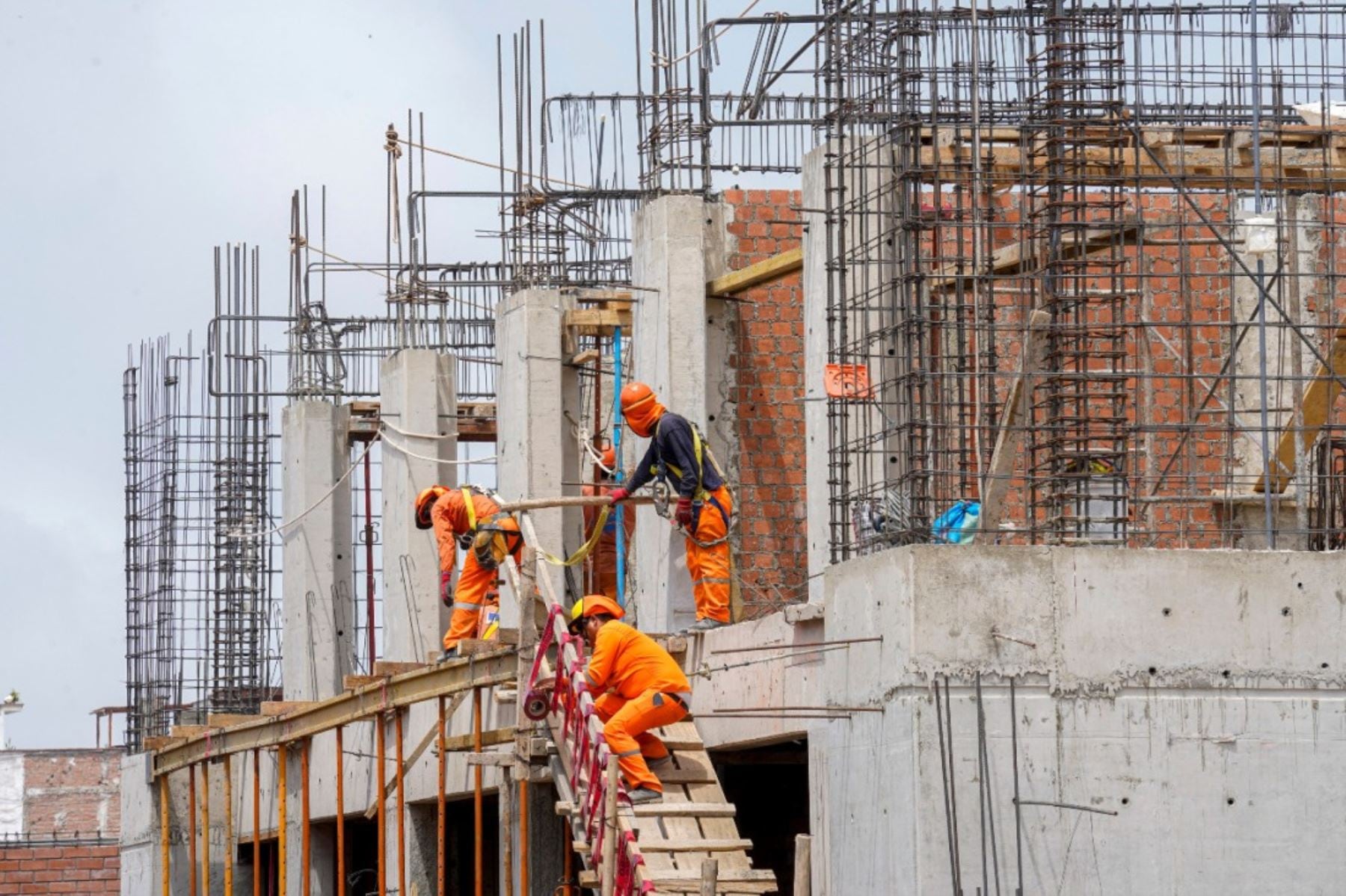 El sector privado ha estado dinámico con la ejecución de sus proyectos y en abril registraron una gran demanda de cemento. Las familias también siguen apostando por la autoconstrucción.