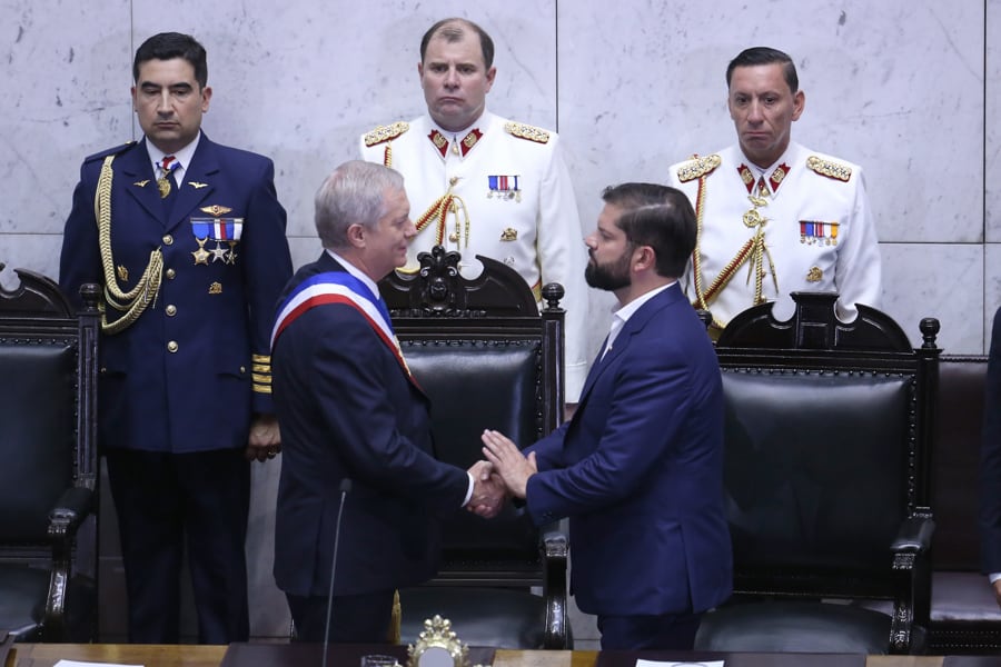 José Antonio Kast saluda al presidente saliente Gabriel Boric, en la ceremonia de investidura. Foto: EFE/Adriana Thomasa