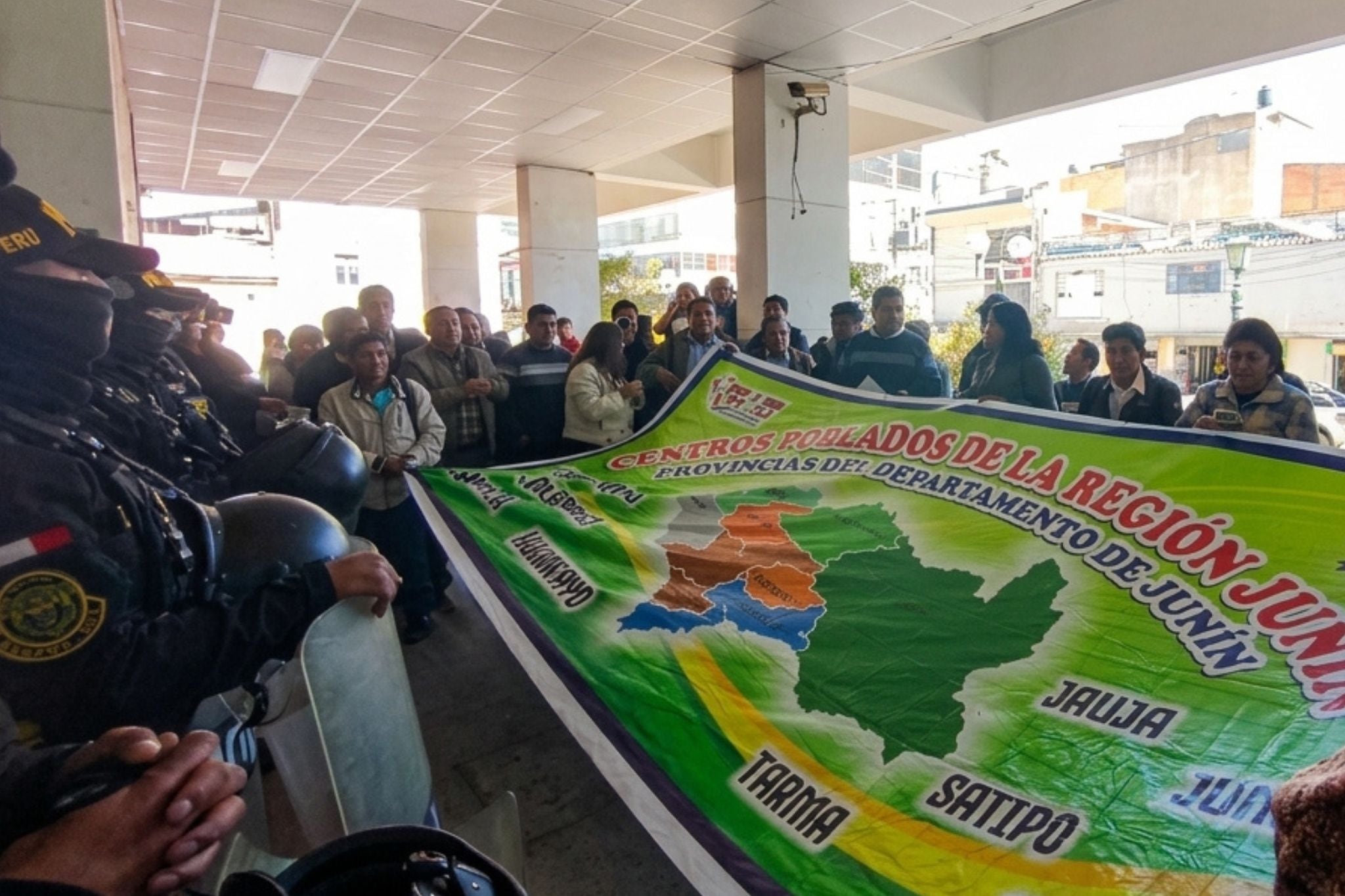 Junín: Alcaldes de centros poblados exigen motofurgones, cemento y recursos