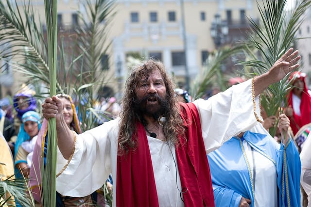Domingo de Ramos: fieles y el Cristo Cholo recorren la Catedral y Plaza de Armas de Lima. (Fotos: Paloma del Solar/GEC)