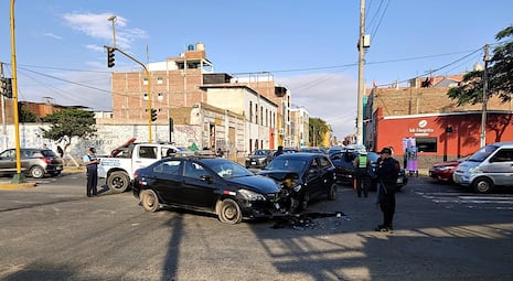 Choque de autos deja tres heridos en Trujillo