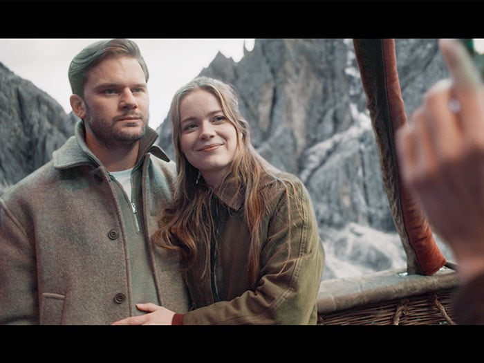 La nueva película protagonizada por Olga Kurylenko y Jeremy Irvine presenta una historia de tensión extrema a más de cinco mil metros de altura.