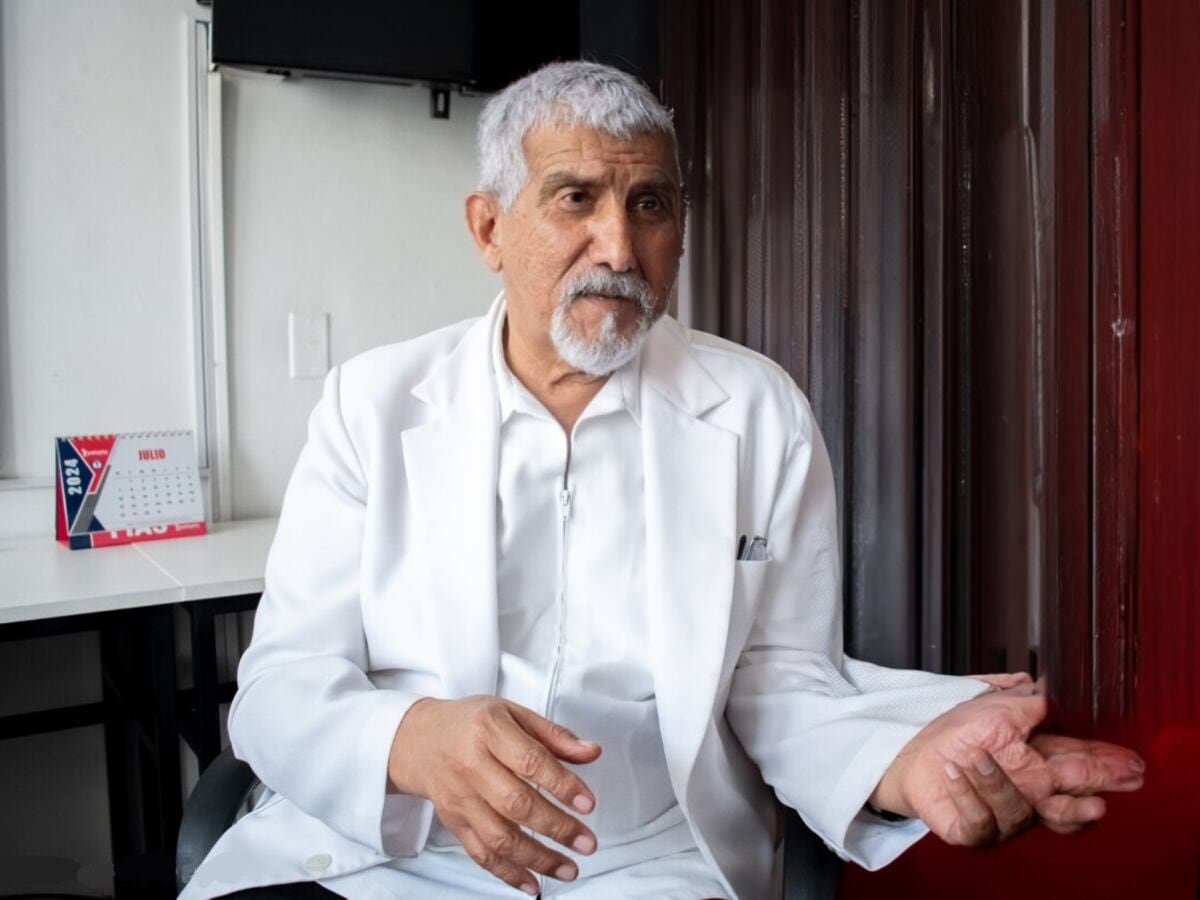 Víctor Velarde asegura que han colapsado los sistemas de EsSalud y el Minsa.