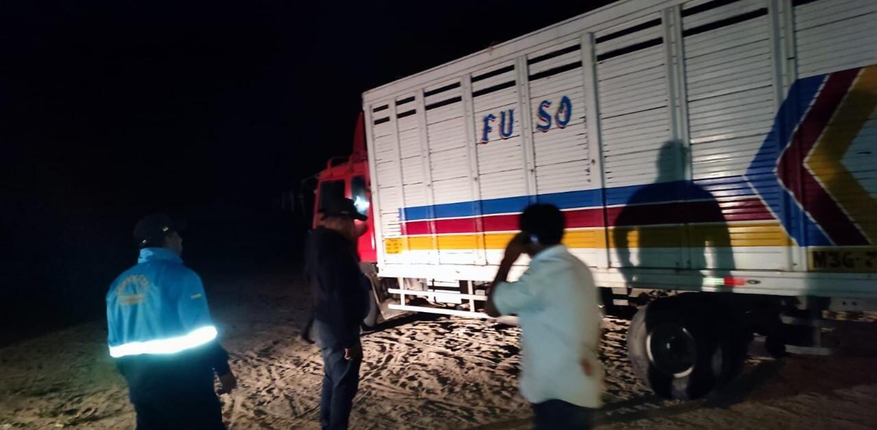 Los serenos de la municipalidad de Tambogrande lo encontraron amarrado al chofer.