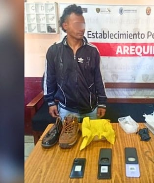 Hallan celulares ocultos bajo un camarote durante requisa en el penal de varones de Arequipa. Foto: INPE.