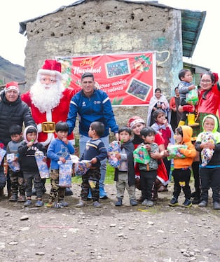 Más de 200 niños de comunidades de Incacocha y Peser recibieron regalos y chocolatada