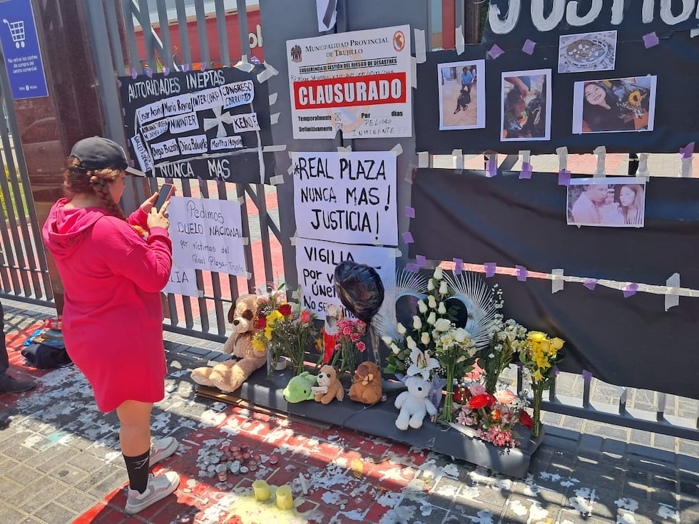 También colocaron fotografías de las algunas de las víctimas y de las personas que resultaron heridas.