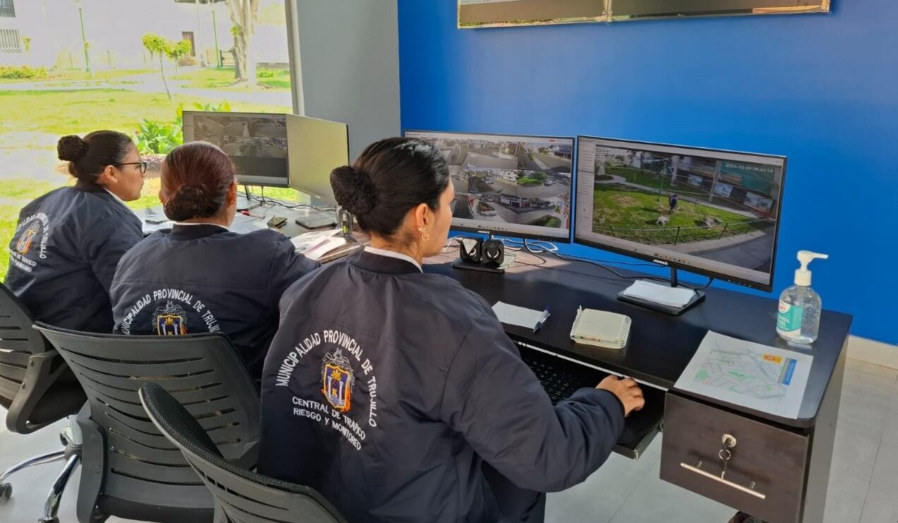 A través de las cámaras de videovigilancia instaladas en el frontis de casas y negocios.