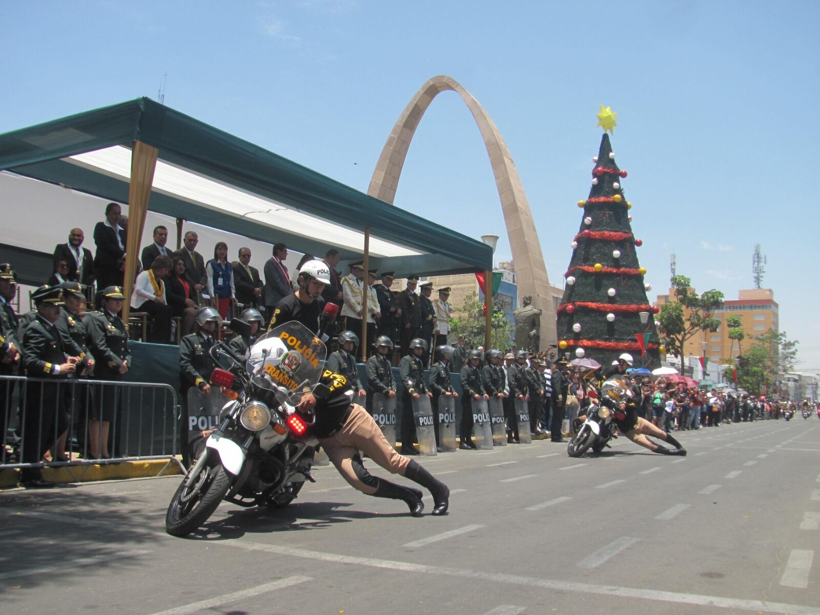 Efectivos de Tránsito muestran su habilidad sobre las motocicletas lineales. (Foto: GEC)