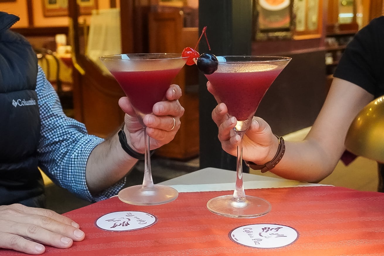 Cócteles clásicos, sours de frutas peruanas, vinos y una variada propuesta gastronómica forman parte de la carta de Café de la Paz, restaurante bistró ubicado frente al Parque Kennedy, en Miraflores.