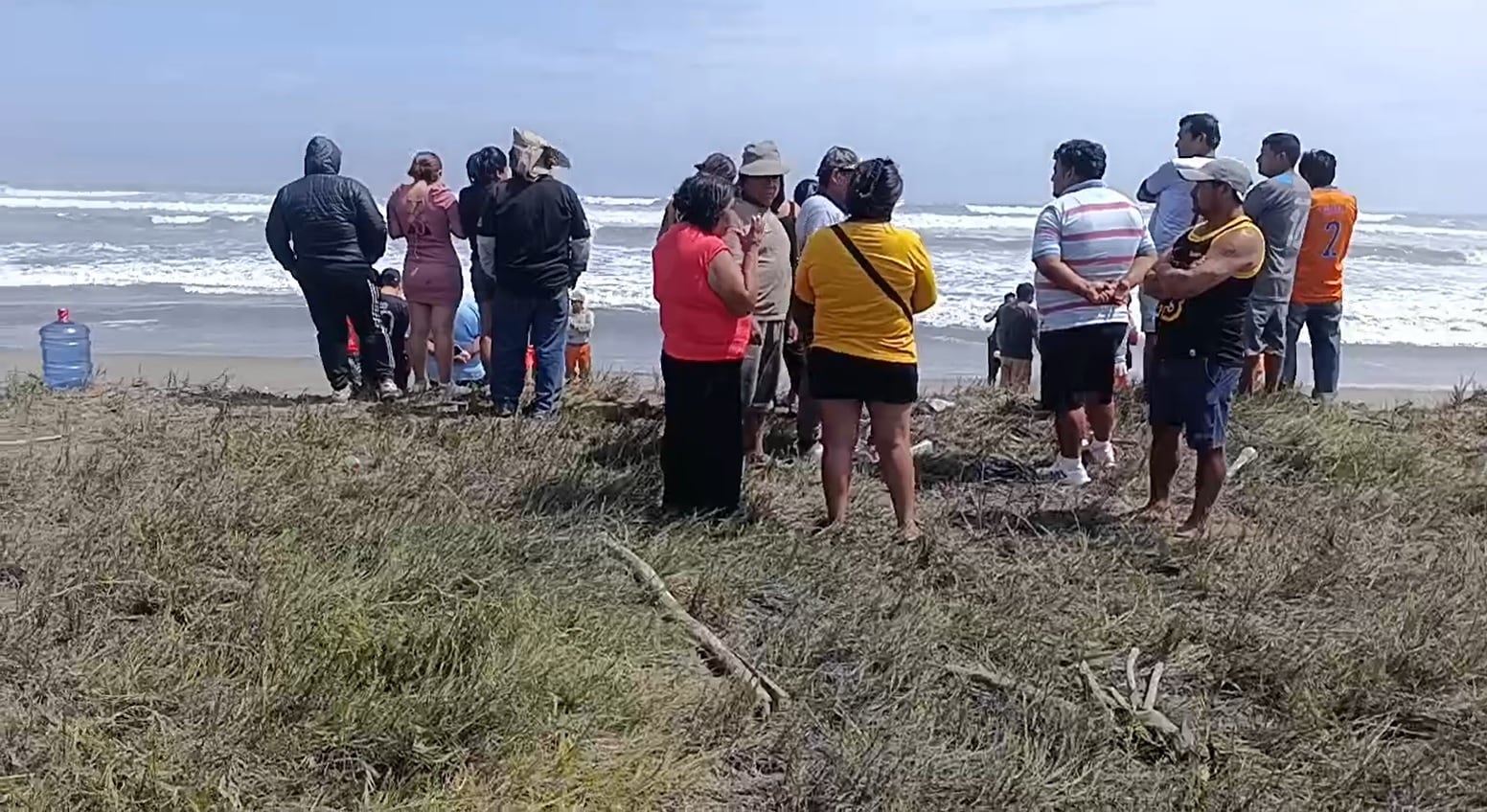 La víctima, identificada como Luis Portales García, se encontraba retirando su red cuando los animales se abalanzaron y lo destrozaron. Familiares exigen justicia.