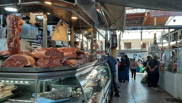 Consultamos los precios de carnes y pescados. (Foto: GEC)