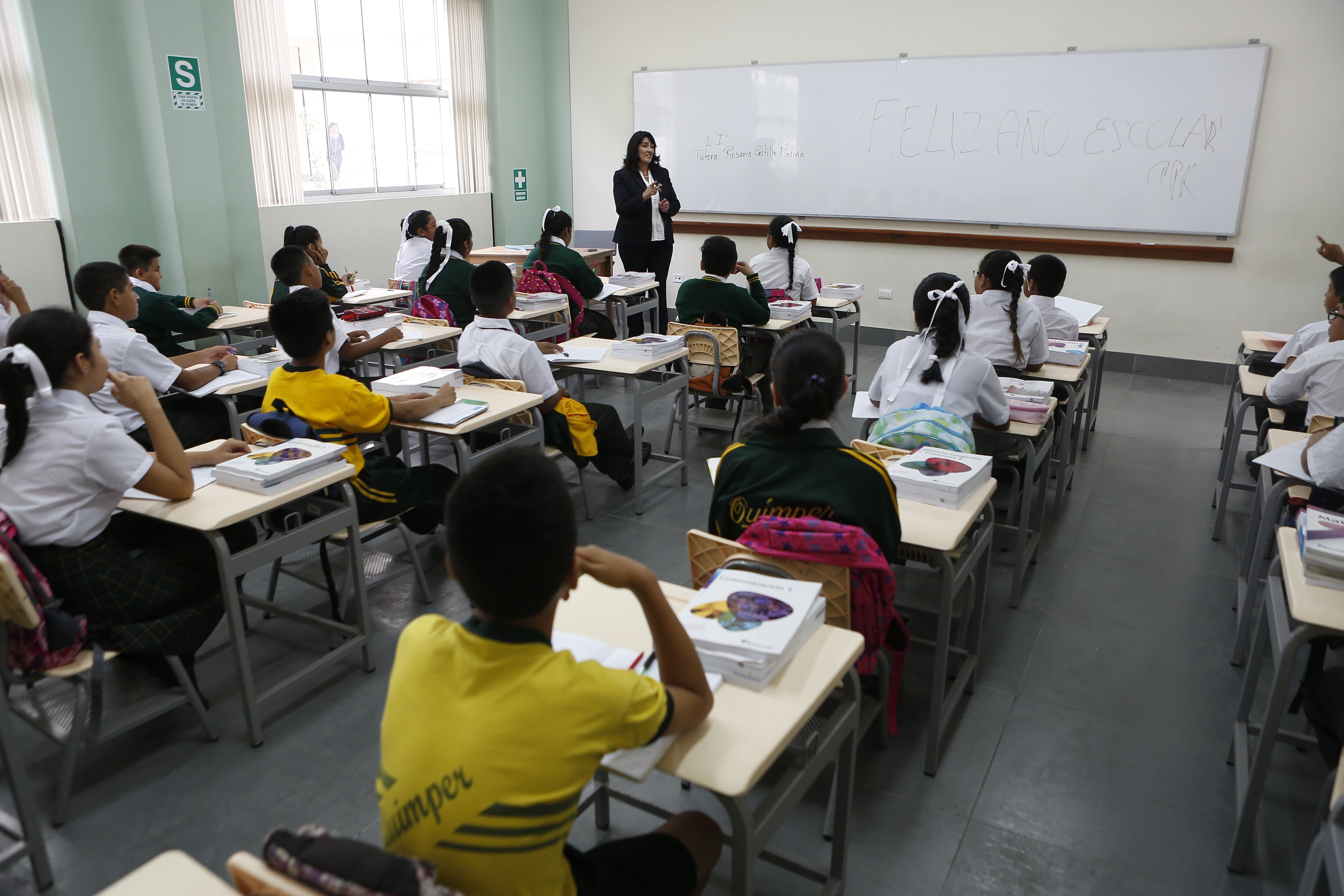 LIMA 12 DE MARZO DEL 2018
Redacción EC
12.03.2018 / 09:00 am
El presidente de la República, Pedro Pablo Kuczynski (PPK) inauguró el año escolar 2018 desde un colegio en Villa María del Triunfo, a donde acompañó a dos hermanas gemelas en su primer día de clases en secundaria.
El mandatario acudió, junto con su esposa, Nancy Lange, y el ministro de Educación, Idel Vexler, a recoger a las hermanas Dayana y Johanna Vargas Molina, para luego dirigirse al colegio Juan Guerrero Químper, en Villa María del Triunfo.
Allí, y delante de 1.700 escolares aproximadamente, el presidente y su comitiva dieron por inaugurado el año escolar 2018 en todo el Perú.
fotos: hugo perez / el comercio