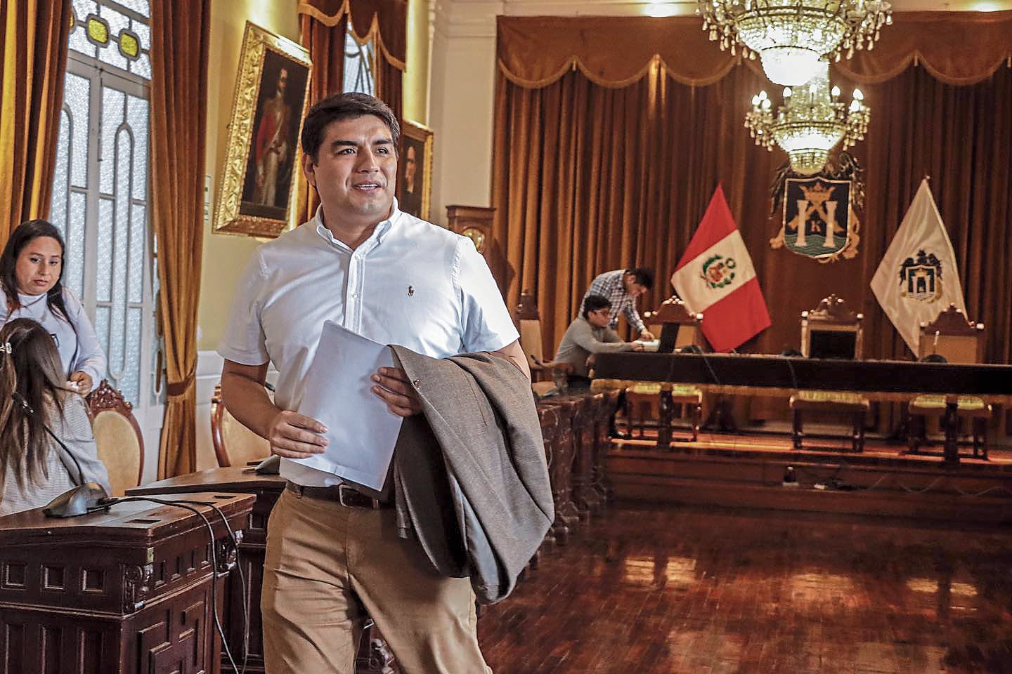 El alcalde de la Municipalidad Provincial de Trujillo (MPT), Mario Reyna Rodríguez, está en la mira por viajar a Estados Unidos sin la autorización del Concejo ni encargar a un regidor las riendas de la comuna.