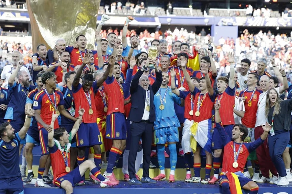 DT de España, Luis de la Fuente, con el trofeo del Mundial de la FIFA 2026. (Foto: EFE/ Lavandeira Jr)