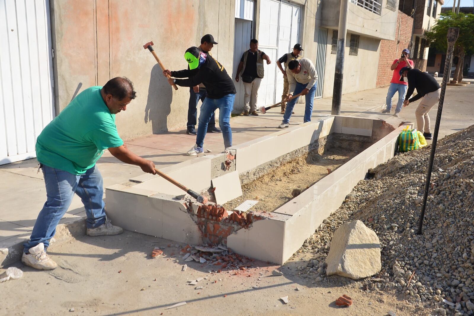 Exhortan a los vecinos a no ocupar los espacios públicos