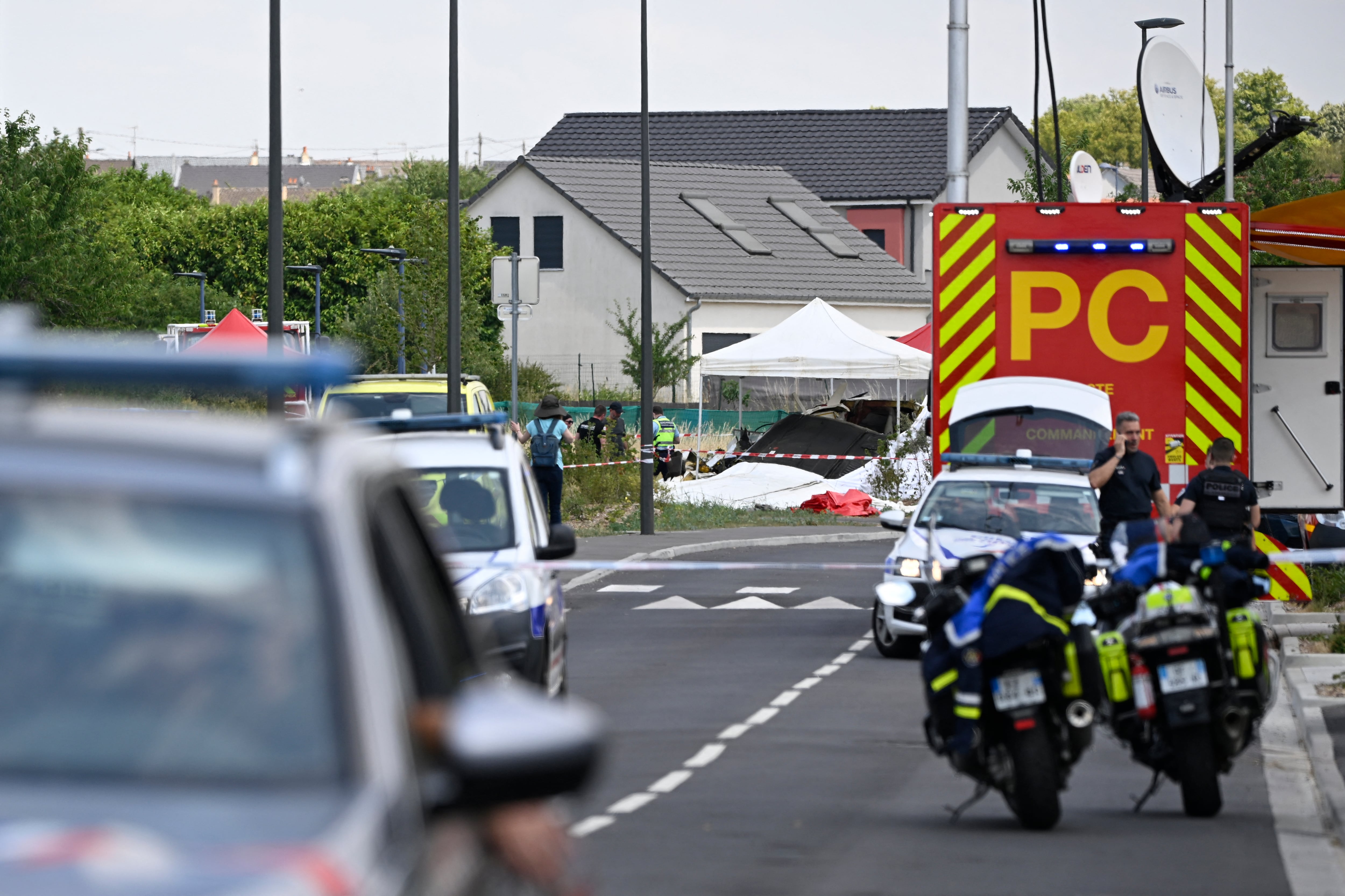 La aeronave, registrada en Alemania, realizaba un vuelo de bautismo para alumnos de paracaidismo cuando se precipitó cerca de la pista del aeródromo de Nancy-Essey. Las autoridades investigan las causas del accidente. (Photo by Jean-Christophe VERHAEGEN / AFP)