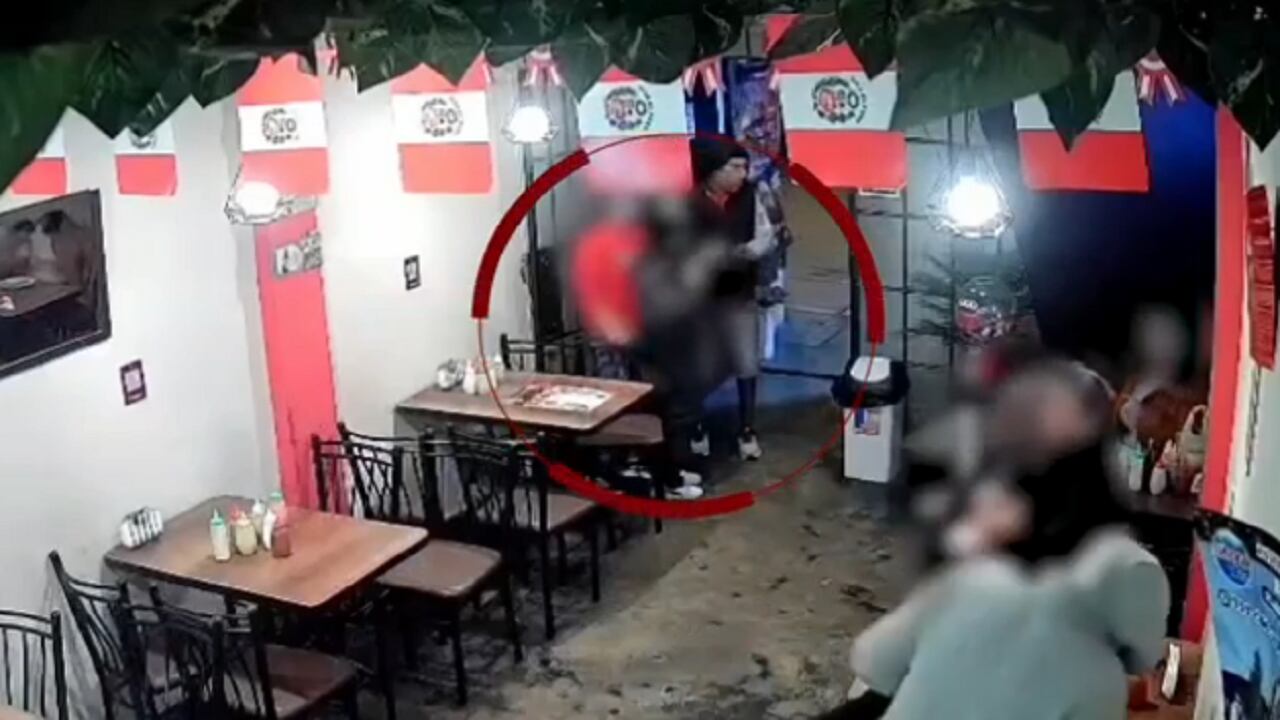 Niño suplica a delincuentes en pleno asalto a restaurante. (Foto: Captura América Noticias)