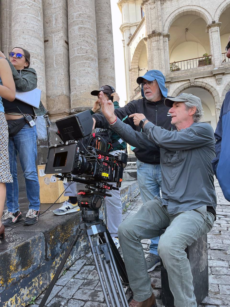 La dirección de "Coquito, la película", está a cargo de Eduardo Guillot, reconocido por su trayectoria en el cine peruano y su sólida experiencia como realizador, lo que aporta una mirada sensible y consistente a esta producción.