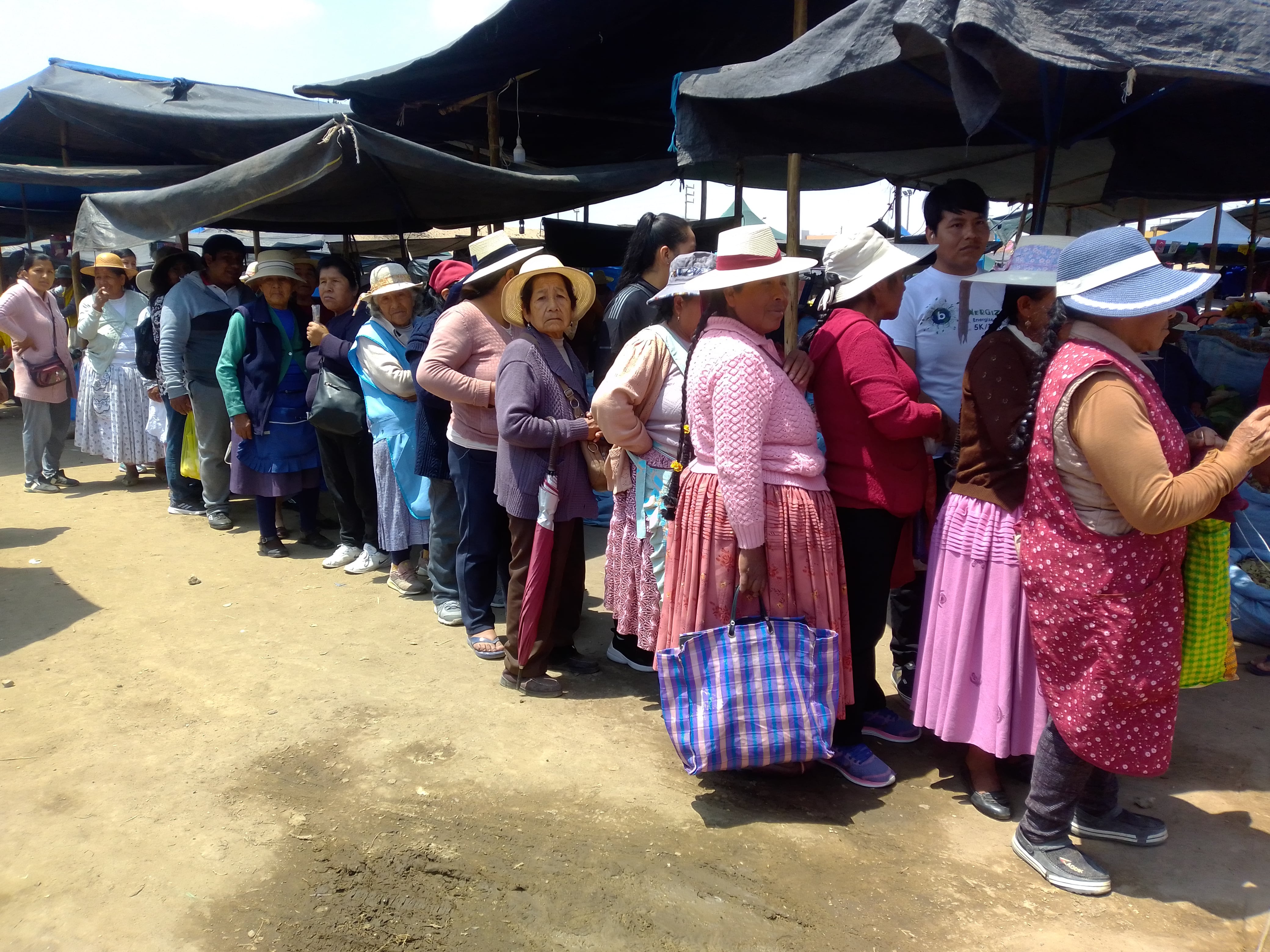 Pobladores que a esa hora hacían sus compras no pudieron resistirse a probar la fiambrada. (Foto: Adrian Apaza)