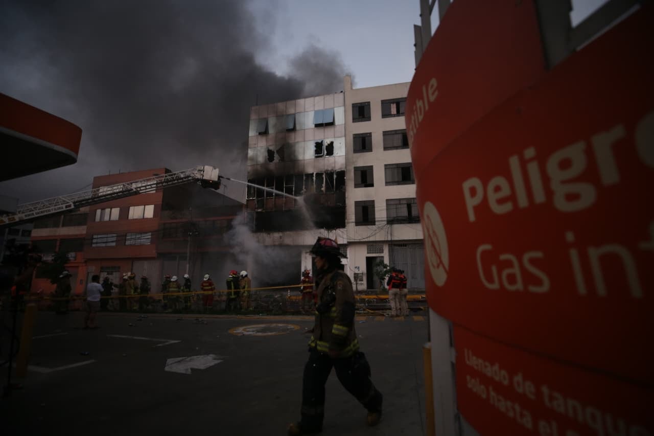 La empresa activó su sistema de monitoreo para asegurar el suministro hídrico en la zona donde operan los bomberos.