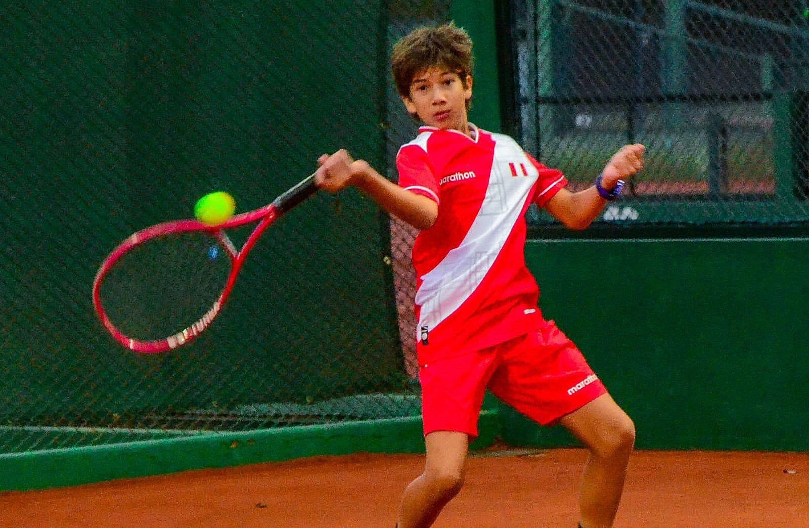 A sus 12 años se consagra como una promesa conquistando el subcampeonato en Bolivia.
