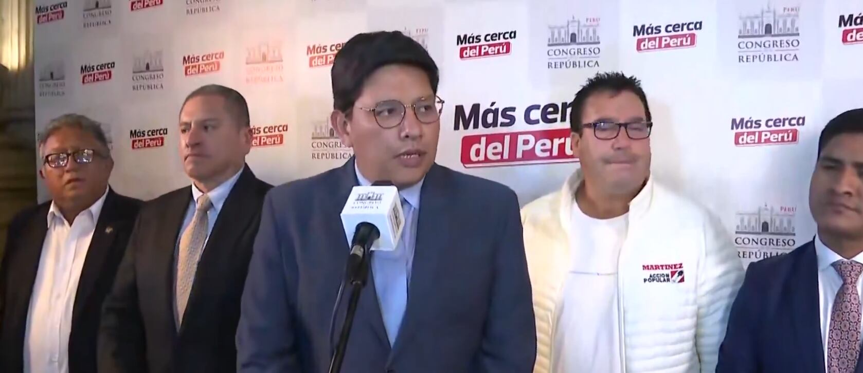 La bancada de Acción Popular se unió al bloque conformado por Avanza País, Fuerza Popular, Renovación Popular, Bancada Socialista, Podemos Perú y Juntos por el Perú, alcanzando una mayoría suficiente para admitir la moción de vacancia presidencial.
