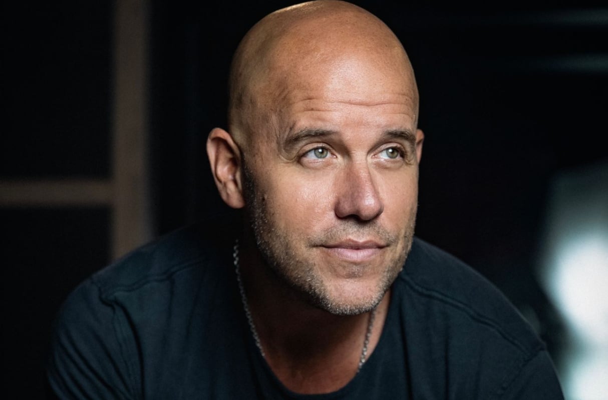 El cantautor peruano reapareció en redes sociales luego de postergar su unipersonal por un fuerte dolor en la columna. (Foto: Instagram)