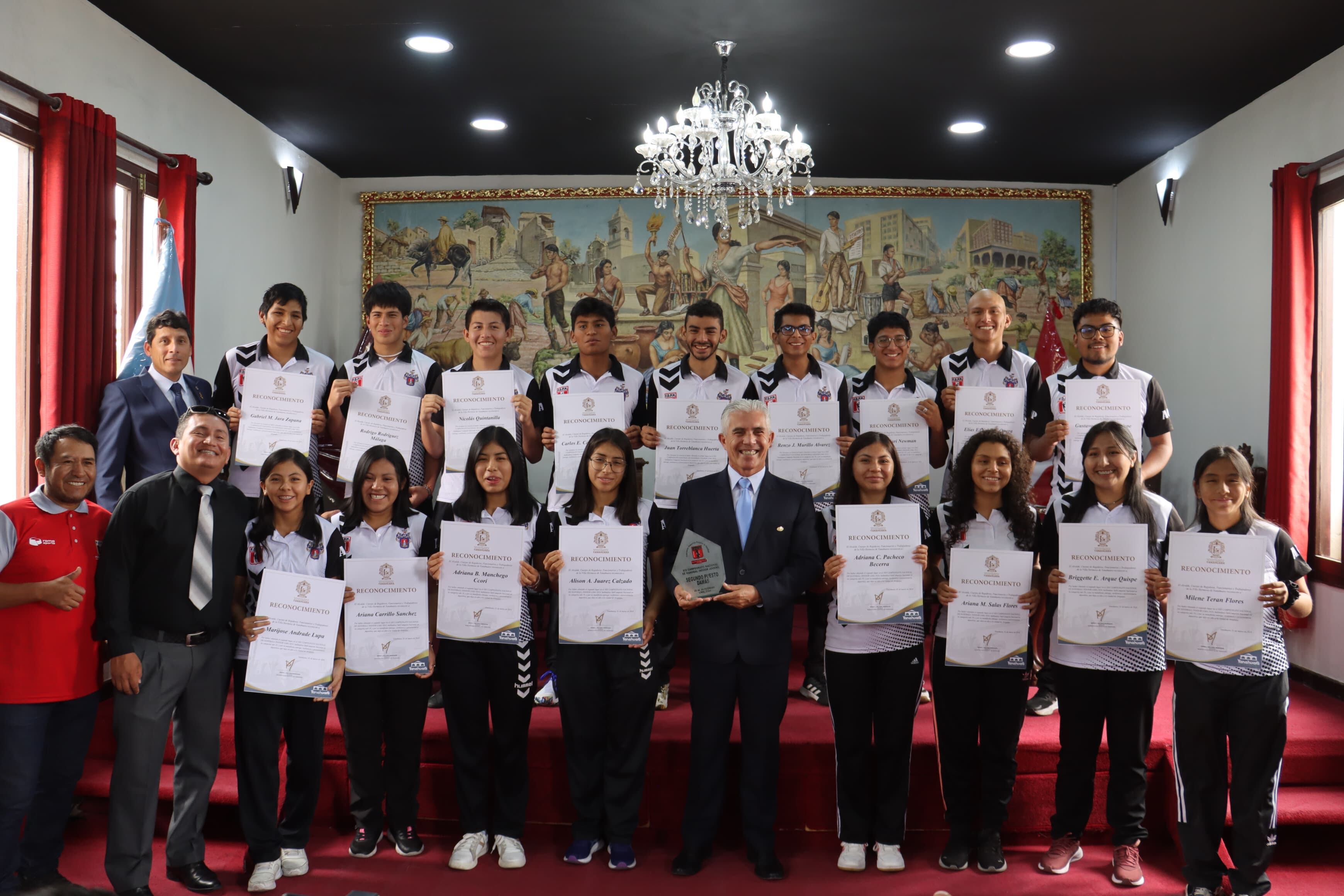 Reconocimiento a deportistas de Handball. Foto: GEC.