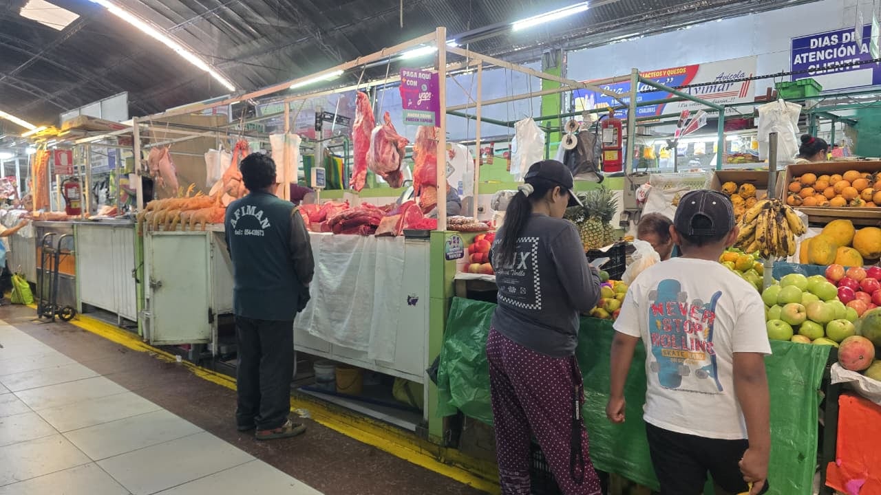 Precio de carnes y verduras en el mercado Nueva Aurora, en Arequipa. (Foto: Yunsu Pariapaza/@photo.gec)