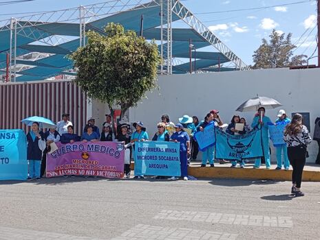 Protestan en contra del recorte de guardias en centros de salud de Arequipa