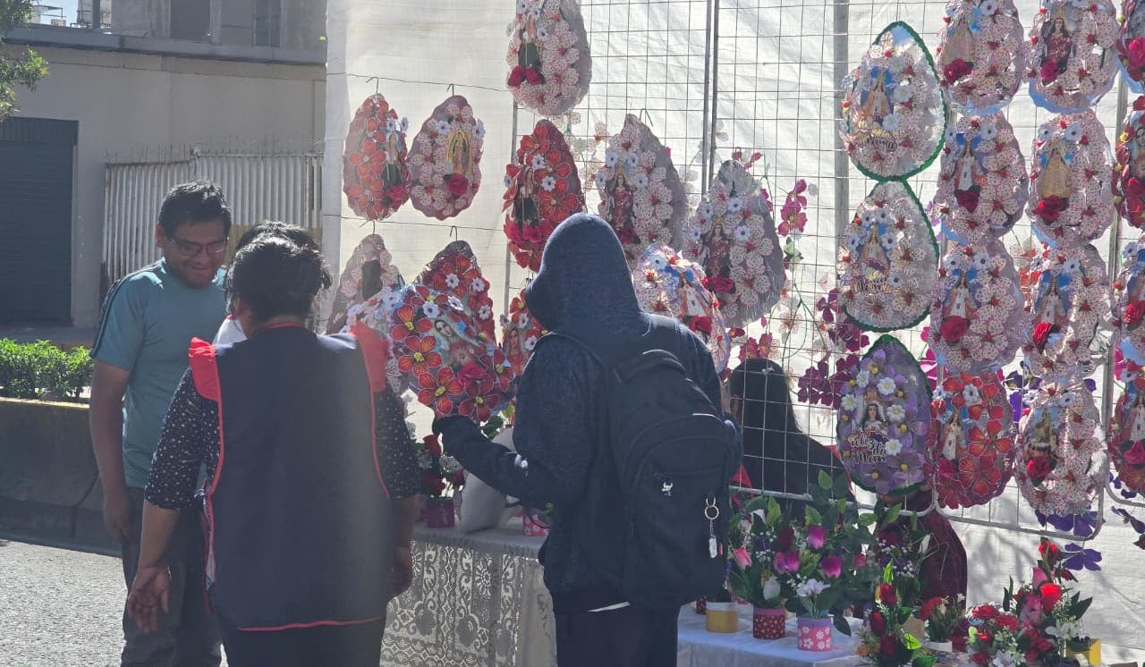 Ramos y coronas para todos los bolsillos en los exteriores del cementerio La Apacheta, en Arequipa. (Foto: Yunsu Pariapaza/@photo.gec)