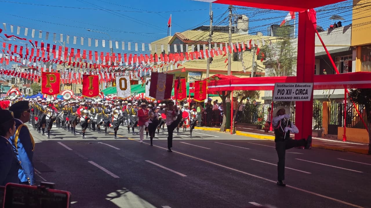 I.E. Pio XII en el desfile escolar Campeón de Campeones de la Ugel Arequipa Sur. (Foto: Yunsu Pariapaza/@photo.gec)