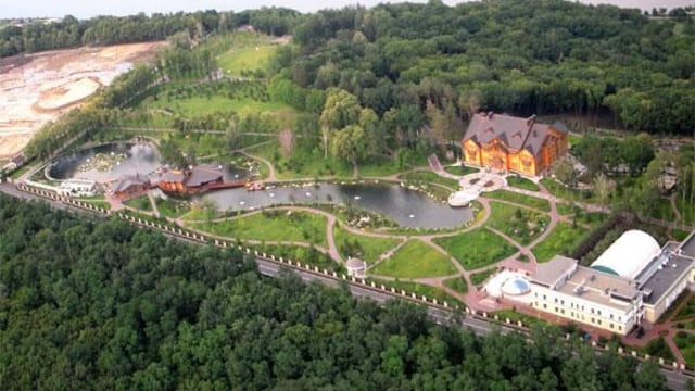 Ucrania: Yanukovich vivía rodeado de lujos en su mansión